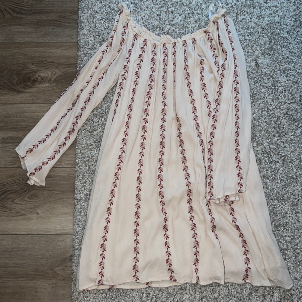 Off the Shoulder embroidered dress